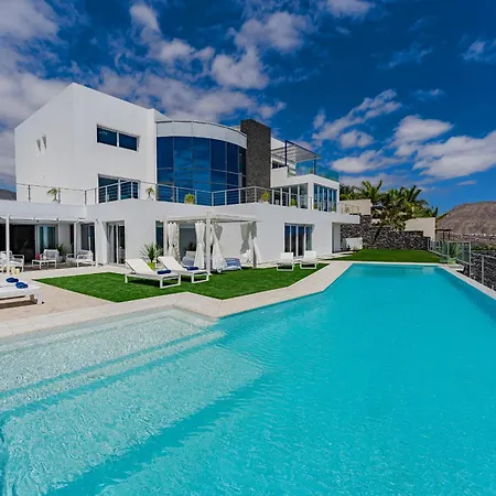 The Eagles Luxury Overlooking Siam Park Sleeps 14