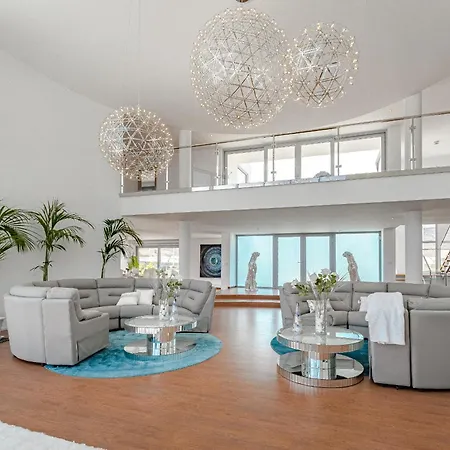 The Eagles Luxury Overlooking Siam Park Sleeps 14 Вилла